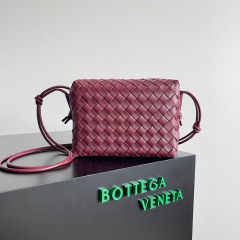 Botteca Veneta  Single shoulder bag Size：22*15*8cm