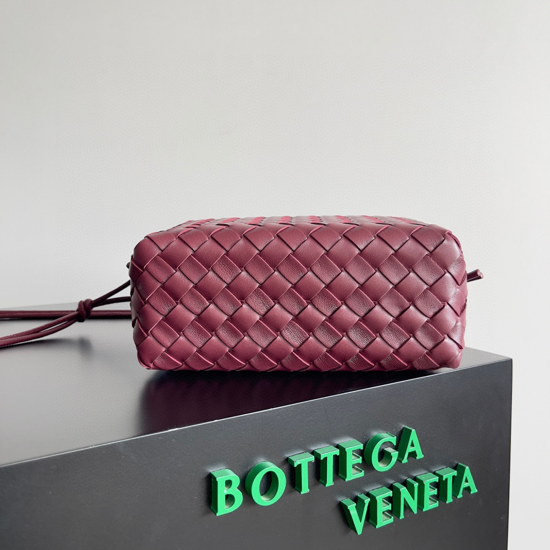 Botteca Veneta  Single shoulder bag Size：22*15*8cm