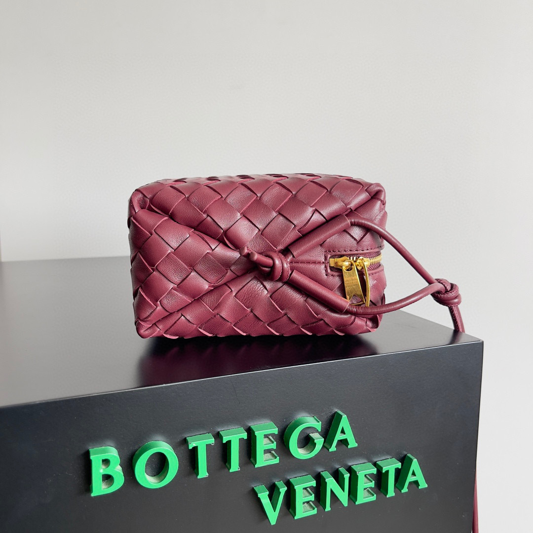 Botteca Veneta  Single shoulder bag Size：22*15*8cm