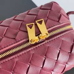 Botteca Veneta  Single shoulder bag Size：22*15*8cm