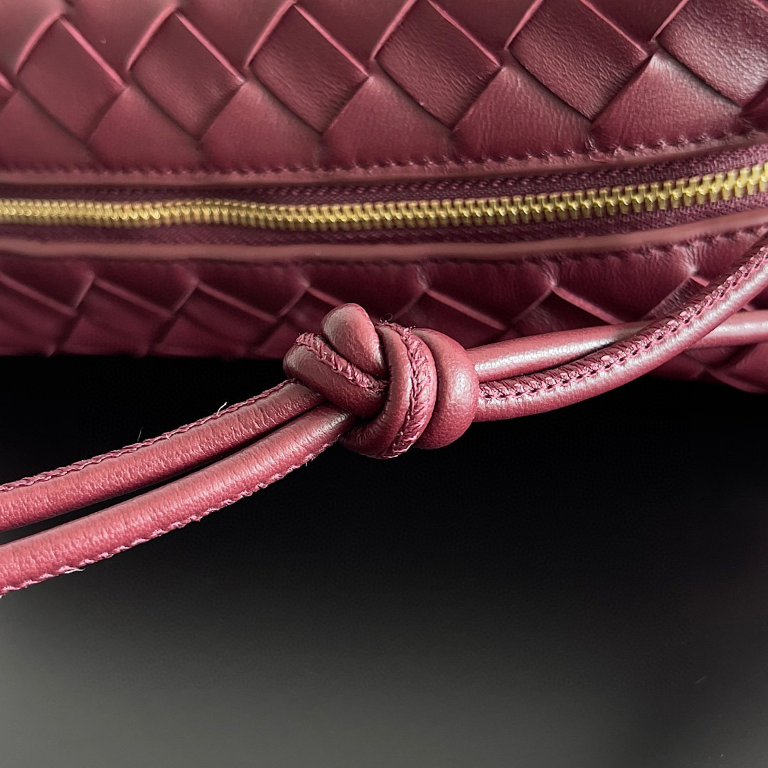 Botteca Veneta  Single shoulder bag Size：22*15*8cm