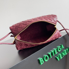 Botteca Veneta  Single shoulder bag Size：22*15*8cm