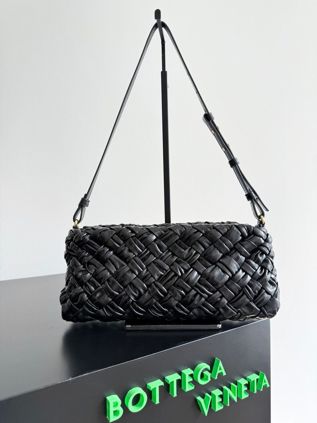 Botteca Veneta  Underarm bag Size：28.5*15*6cm