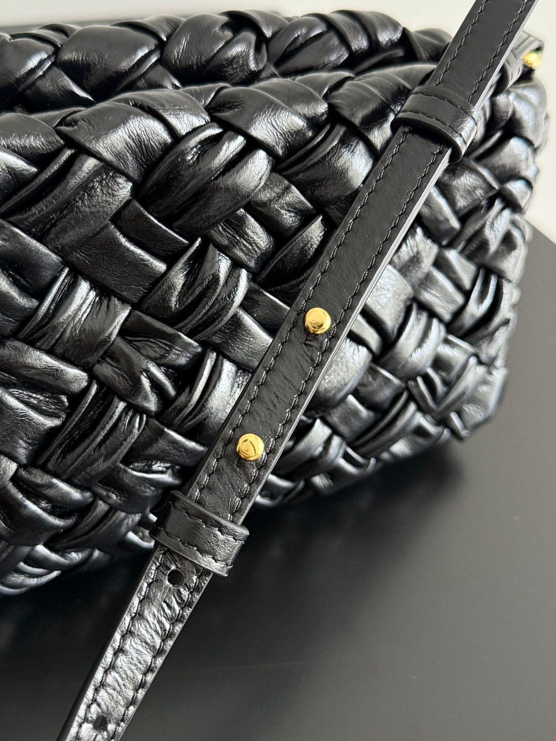 Botteca Veneta  Underarm bag Size：28.5*15*6cm