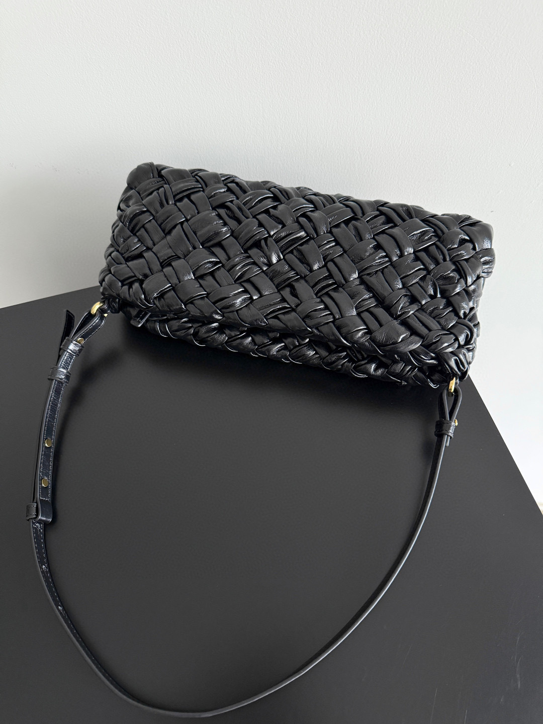 Botteca Veneta  Underarm bag Size：28.5*15*6cm