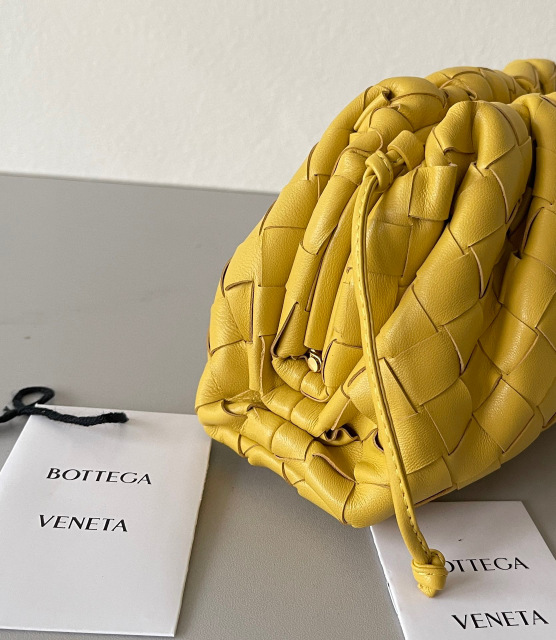 Botteca Veneta  Single shoulder bag Size：22*12*7cm