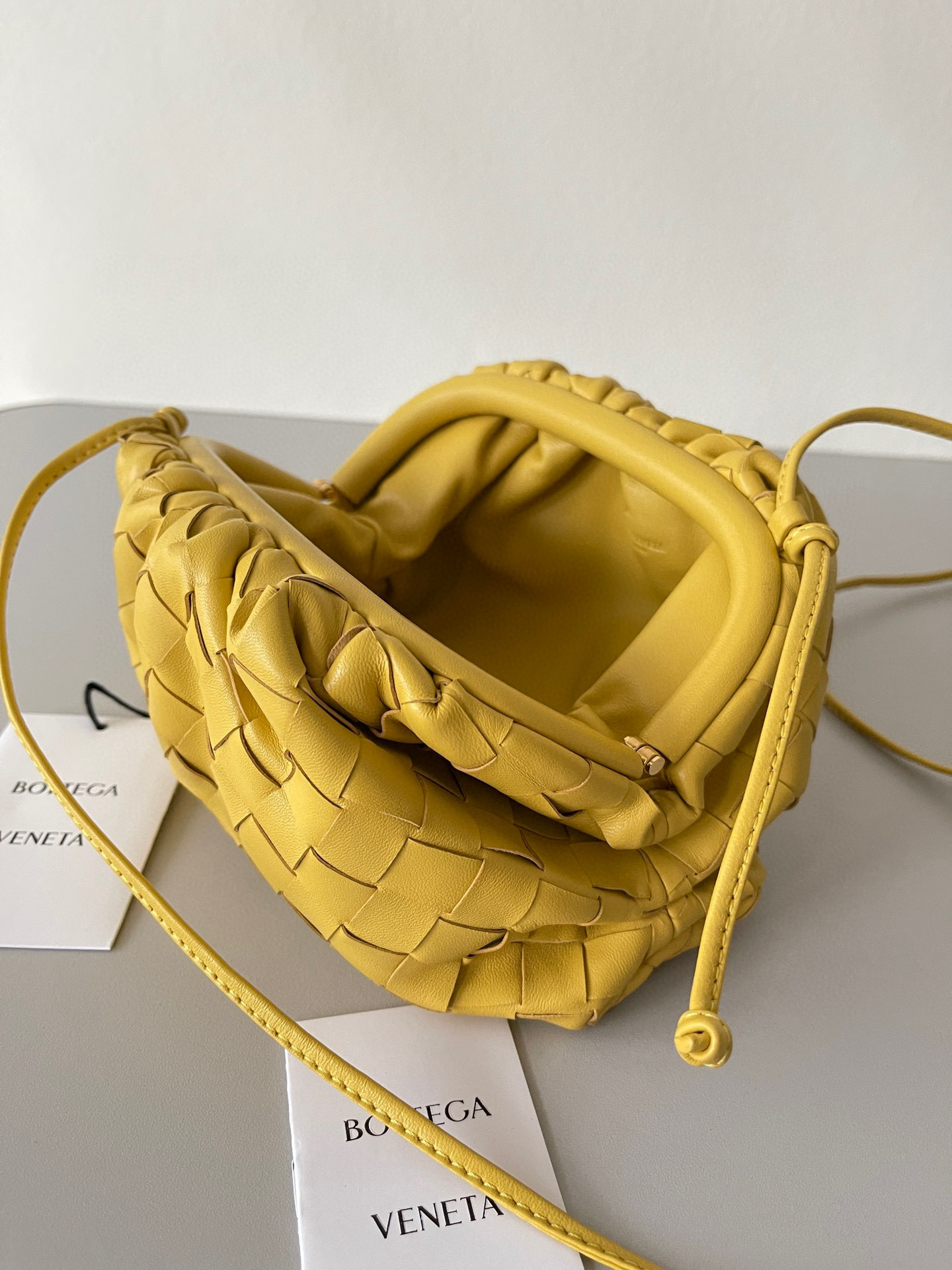 Botteca Veneta  Single shoulder bag Size：22*12*7cm