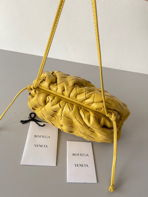 Botteca Veneta  Single shoulder bag Size：22*12*7cm