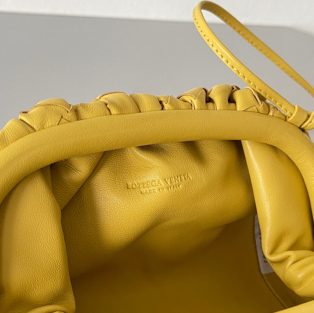Botteca Veneta  Single shoulder bag Size：22*12*7cm