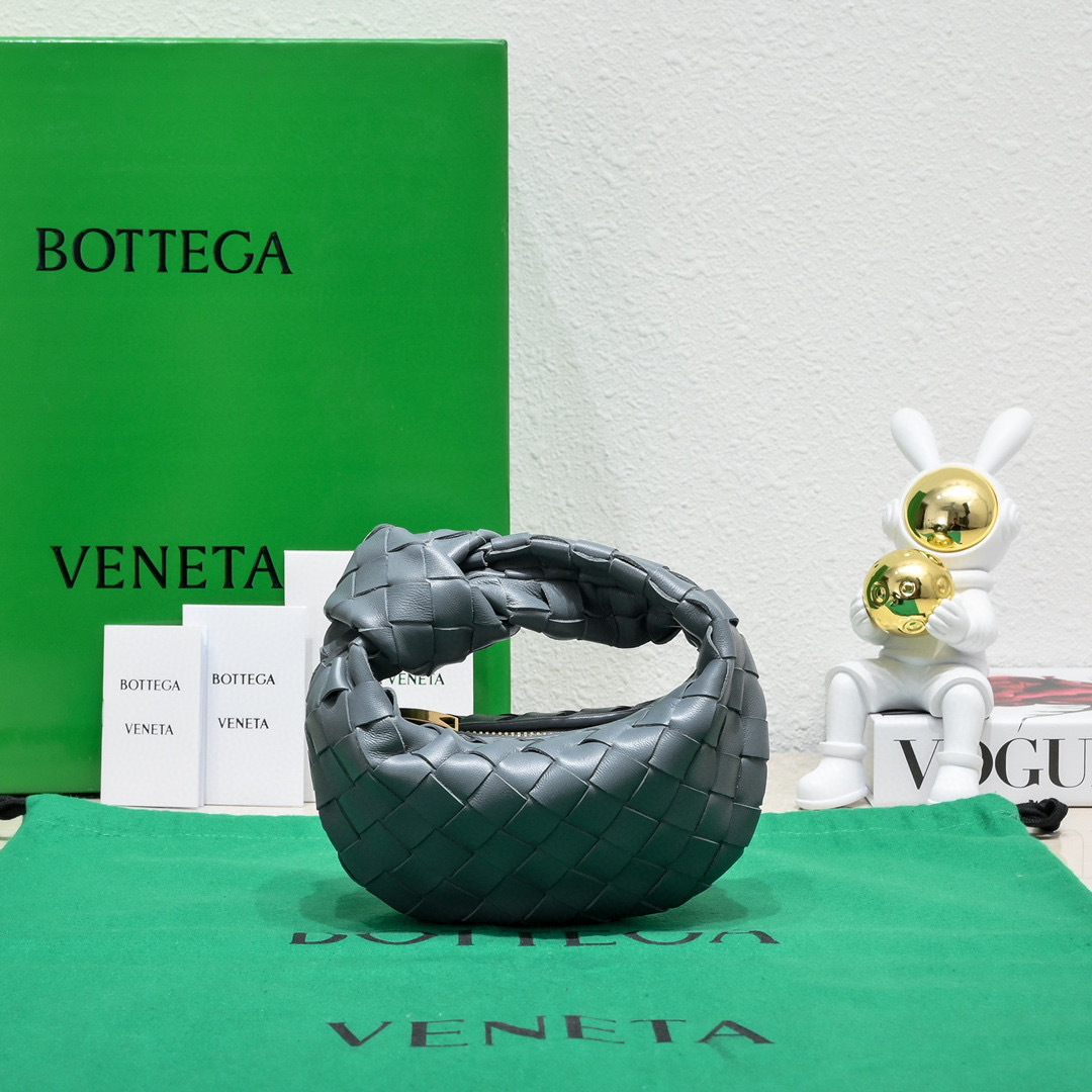 Botteca Veneta 腋下包尺寸：17*16*6.5cm
