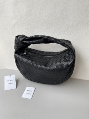 Botteca Veneta 腋下包尺寸：36*21*13cm
