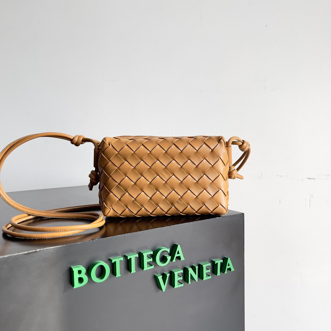 Botteca Veneta  Single shoulder bag Size：17*10*6cm