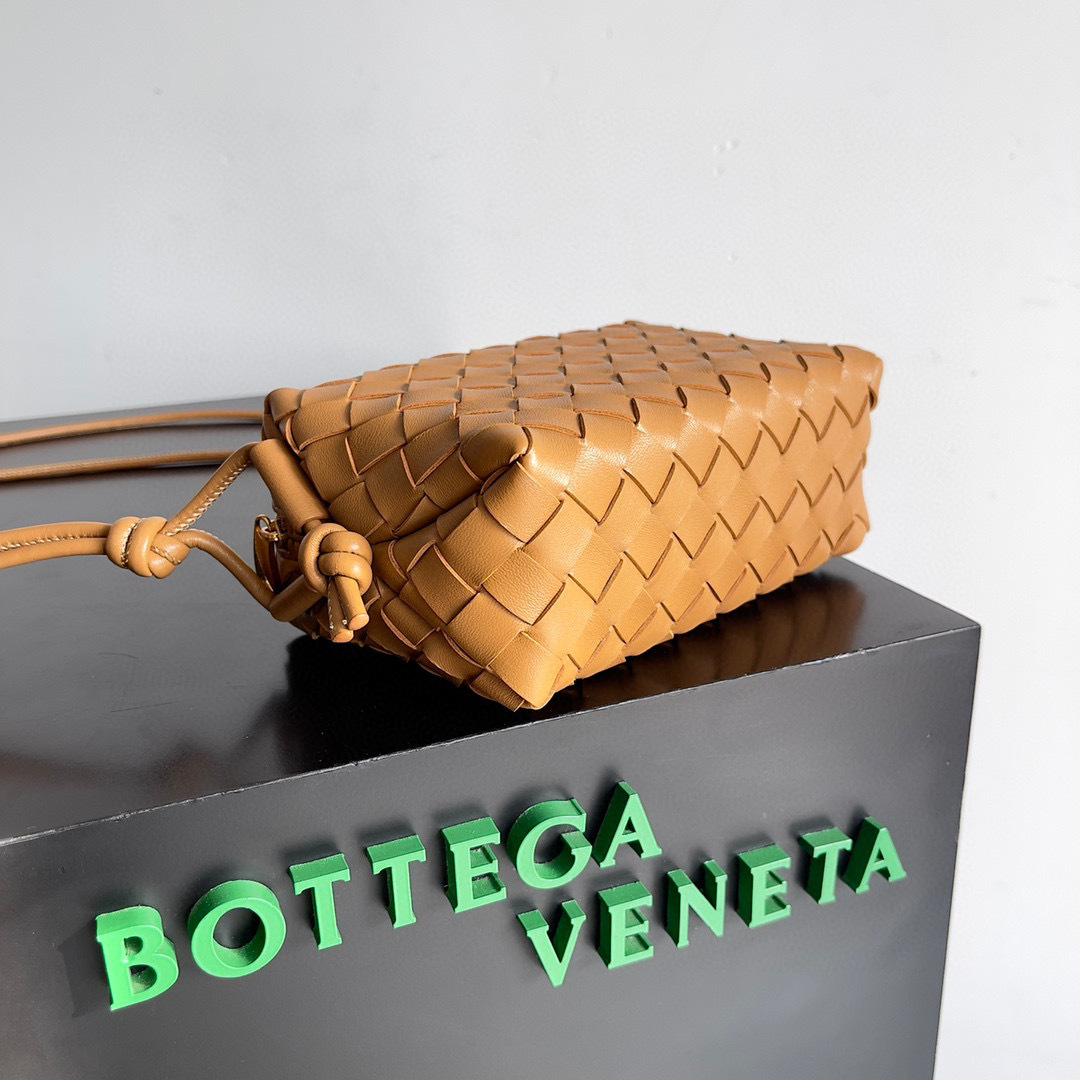 Botteca Veneta  Single shoulder bag Size：17*10*6cm