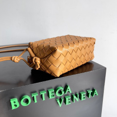 Botteca Veneta  Single shoulder bag Size：17*10*6cm