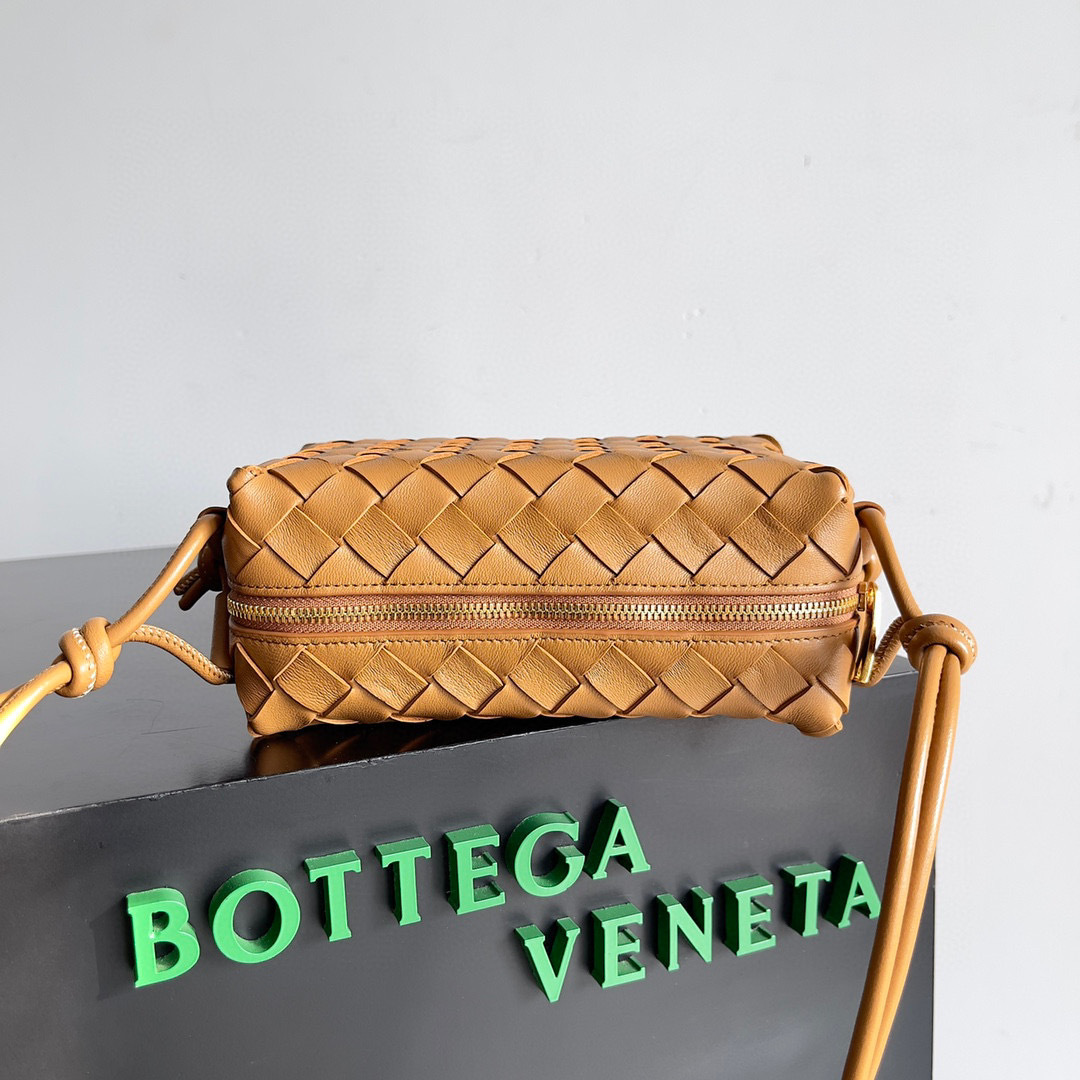 Botteca Veneta  Single shoulder bag Size：17*10*6cm