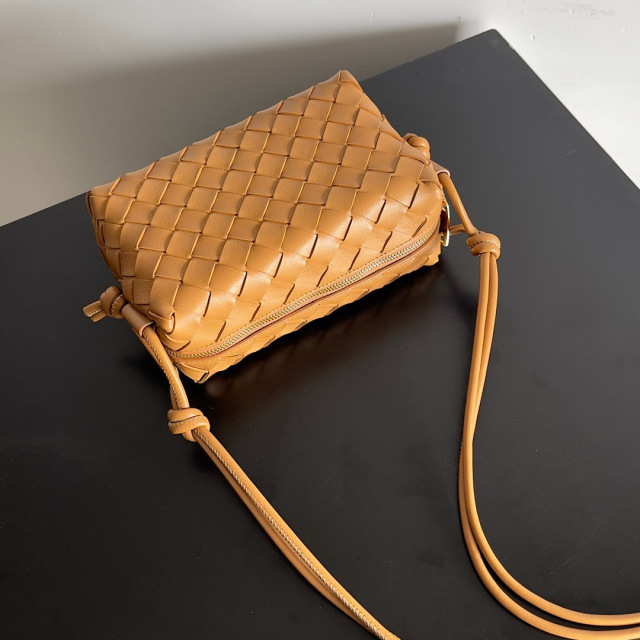 Botteca Veneta  Single shoulder bag Size：17*10*6cm