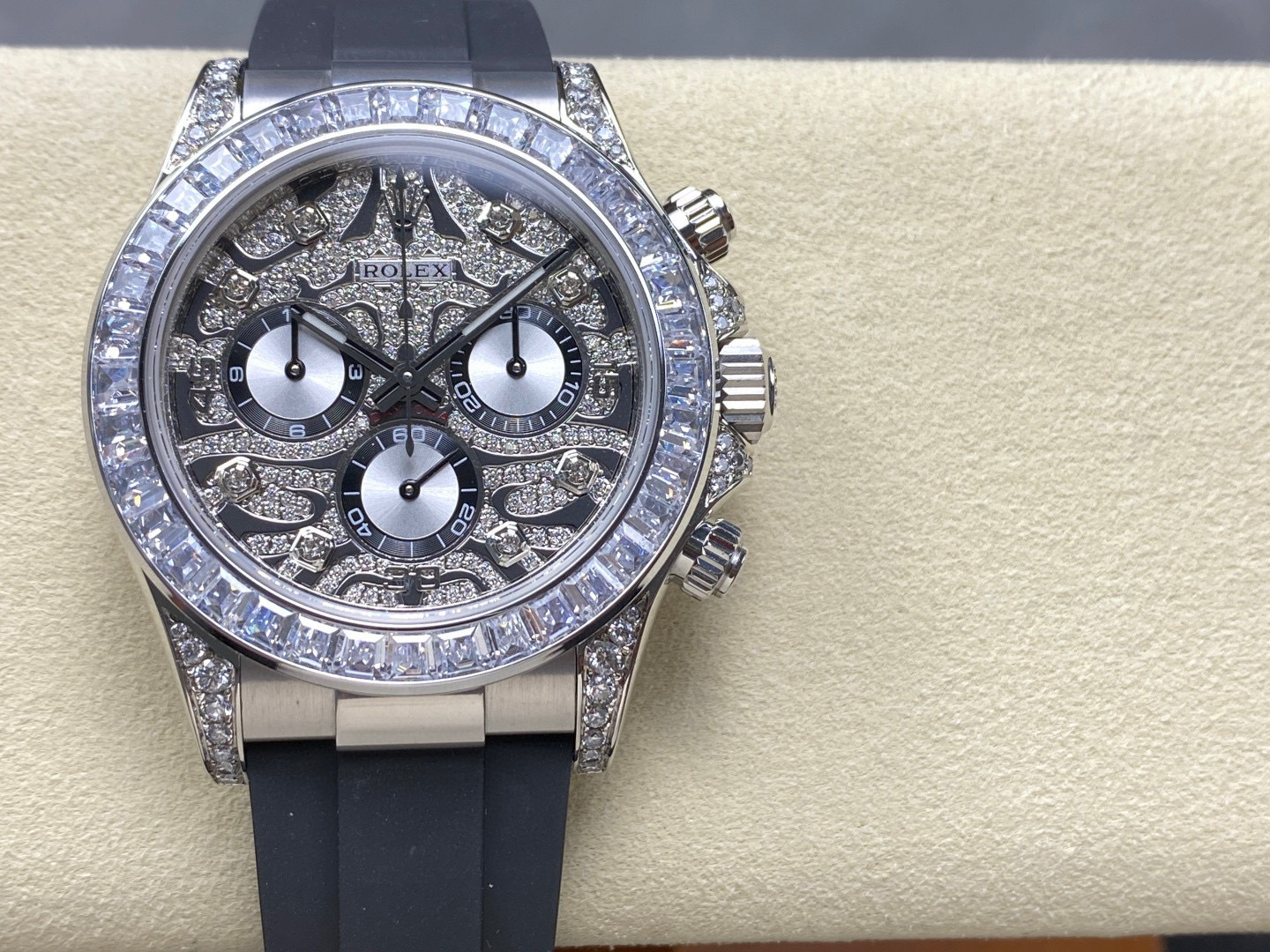 Rolex punta sui beni di grandi fabbriche
