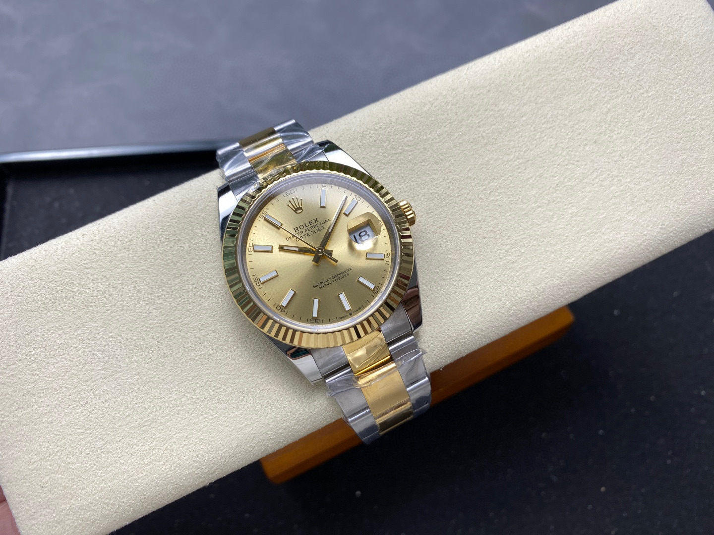 Rolex punta sui beni di grandi fabbriche