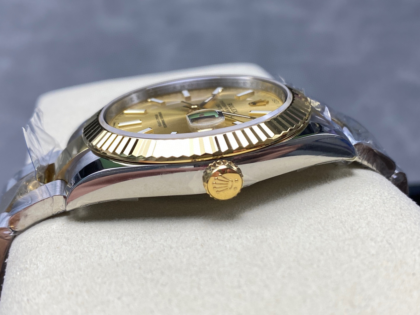 Rolex punta sui beni di grandi fabbriche