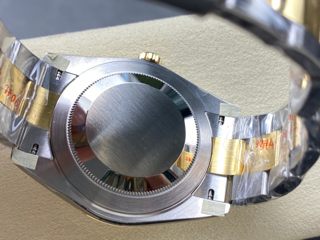 Rolex punta sui beni di grandi fabbriche