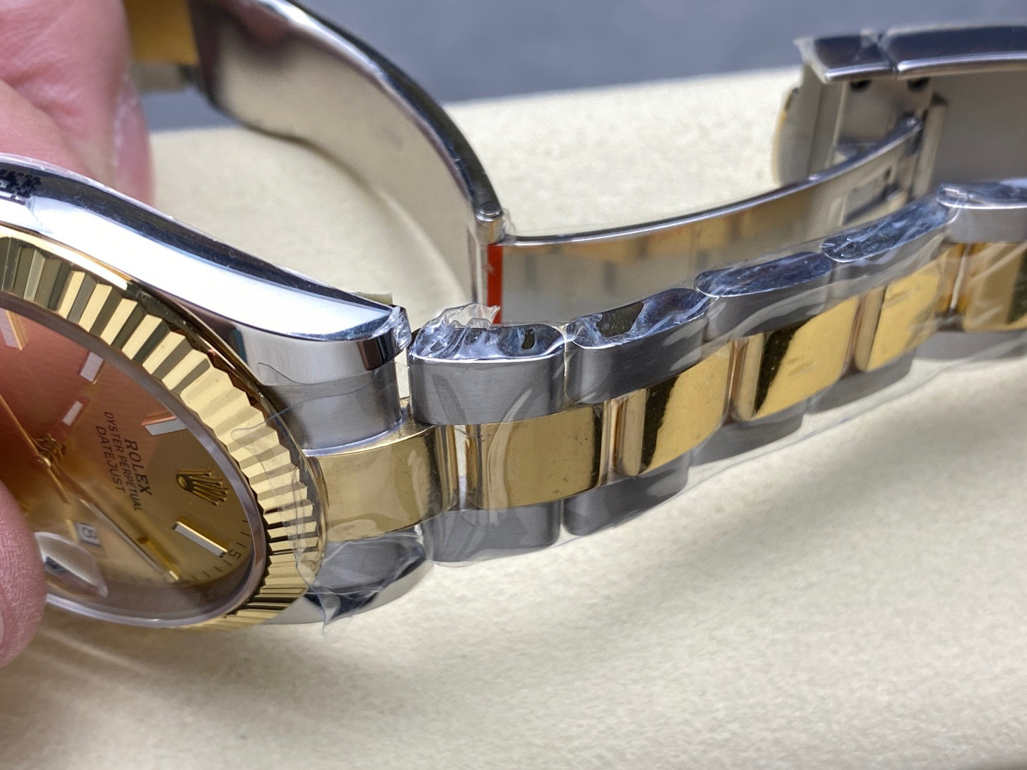 Rolex punta sui beni di grandi fabbriche