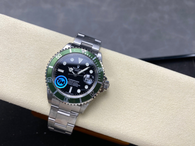 Rolex punta sui beni di grandi fabbriche