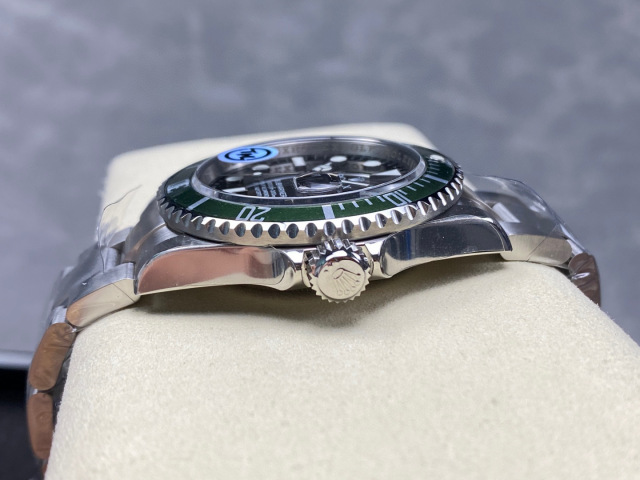 Rolex punta sui beni di grandi fabbriche