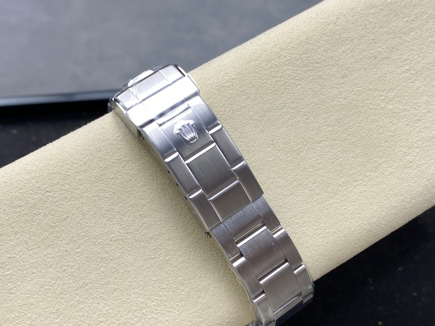 Rolex punta sui beni di grandi fabbriche