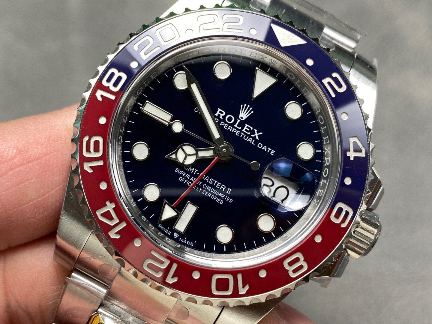 Rolex punta sui beni di grandi fabbriche