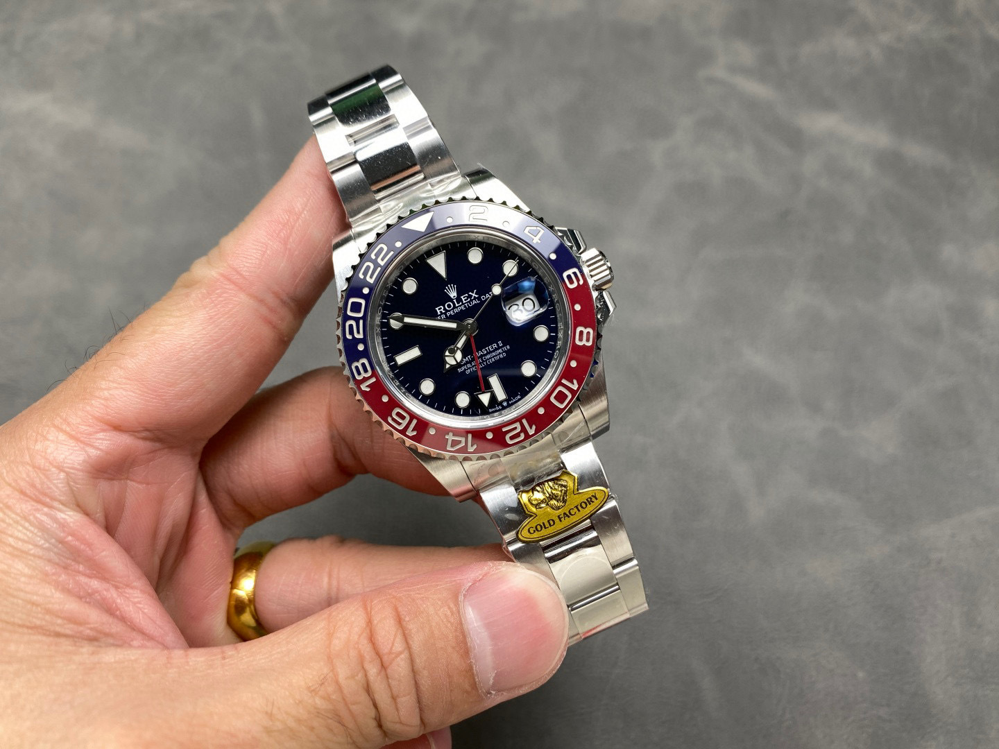 Rolex punta sui beni di grandi fabbriche