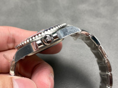Rolex punta sui beni di grandi fabbriche