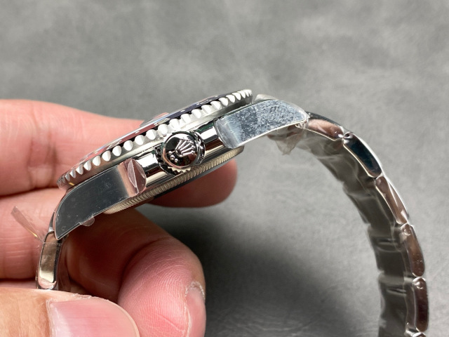 Rolex punta sui beni di grandi fabbriche