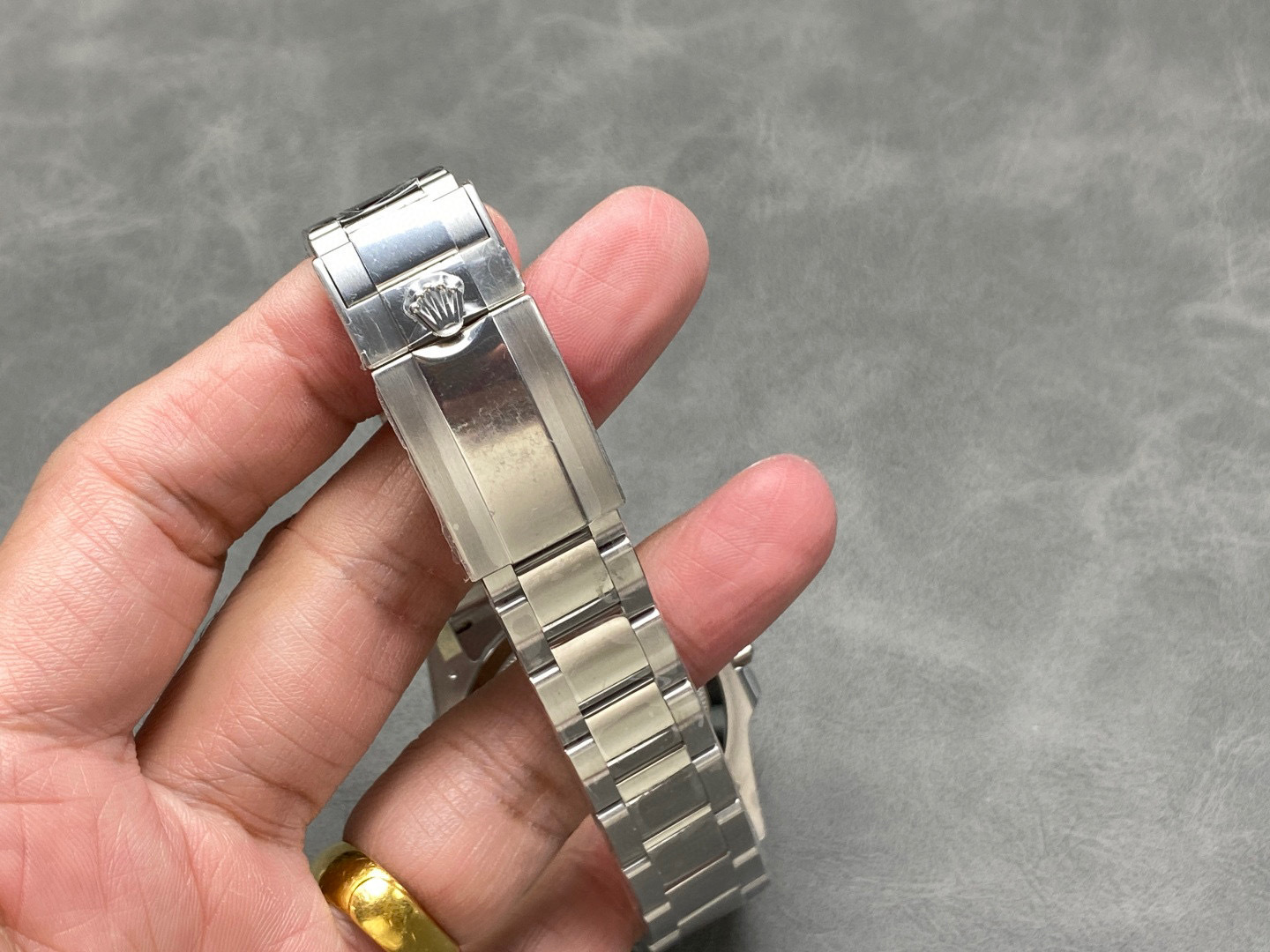 Rolex punta sui beni di grandi fabbriche