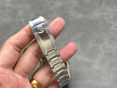 Rolex punta sui beni di grandi fabbriche