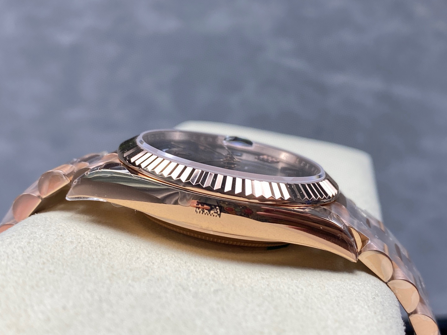 Rolex punta sui beni di grandi fabbriche