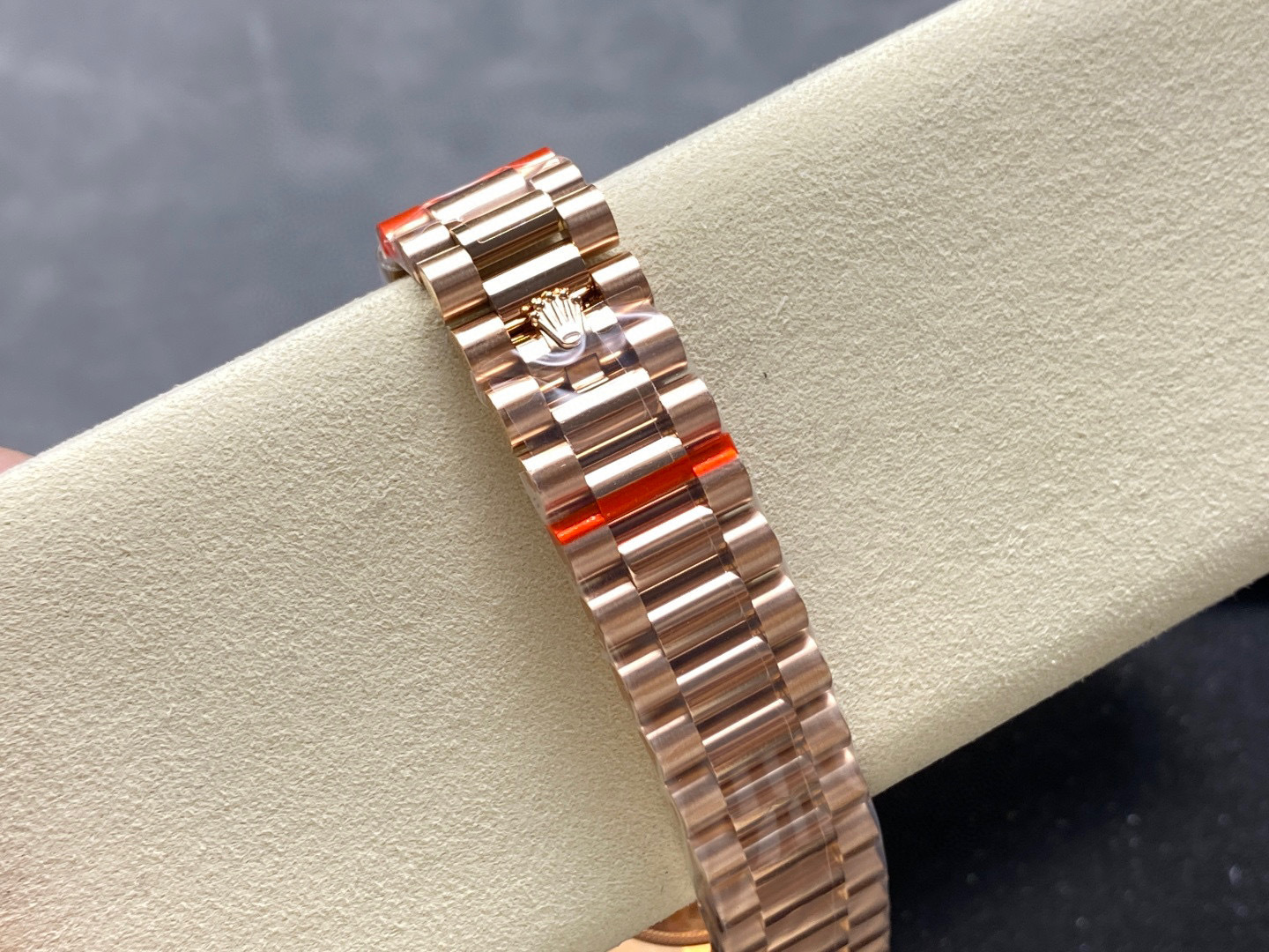 Rolex punta sui beni di grandi fabbriche