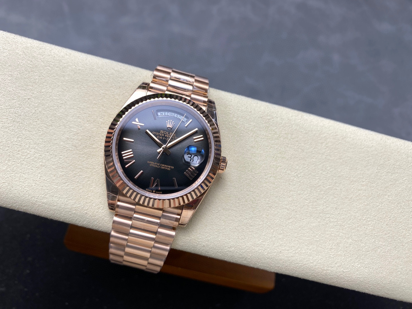 Rolex punta sui beni di grandi fabbriche