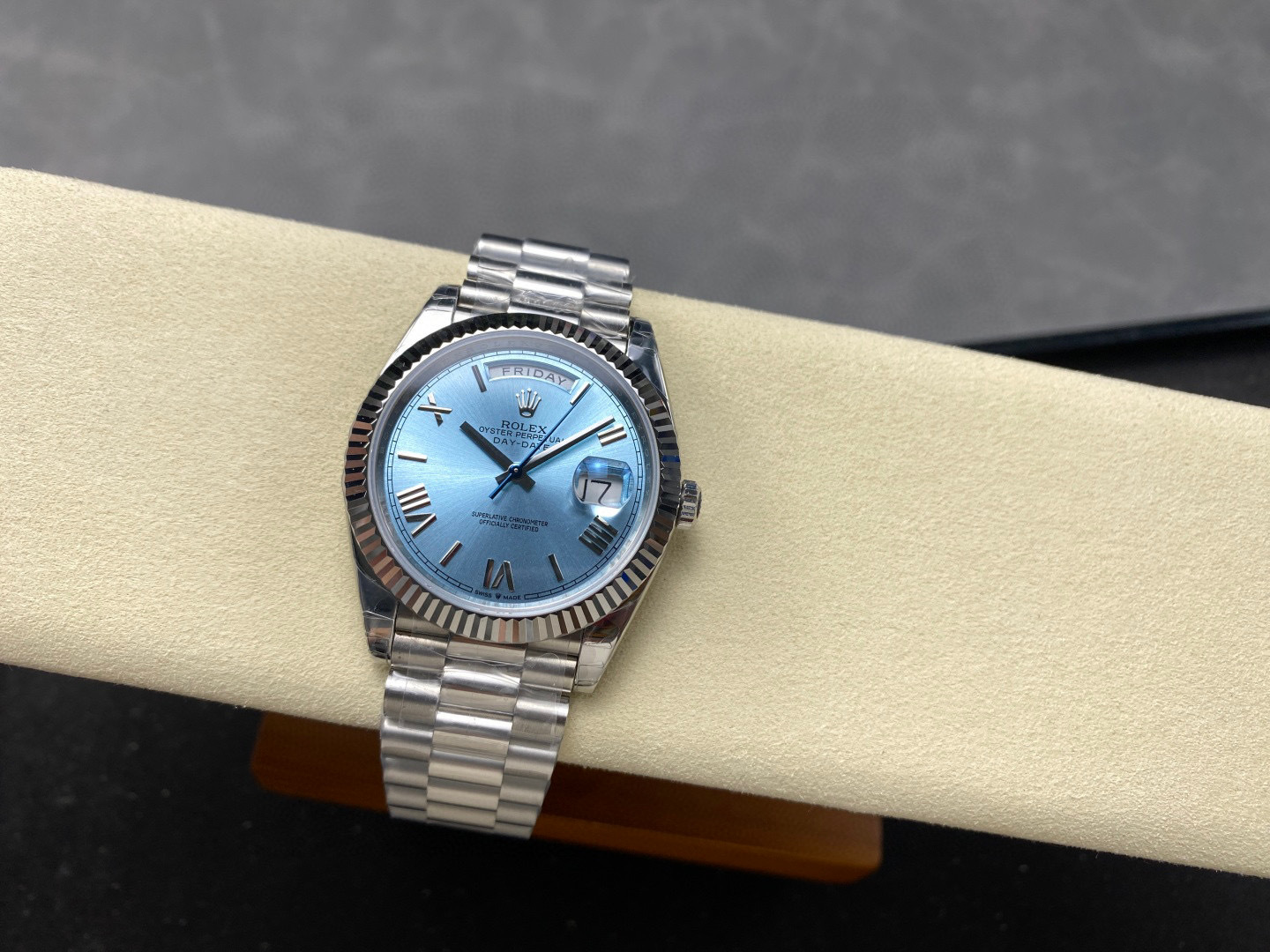 Rolex punta sui beni di grandi fabbriche