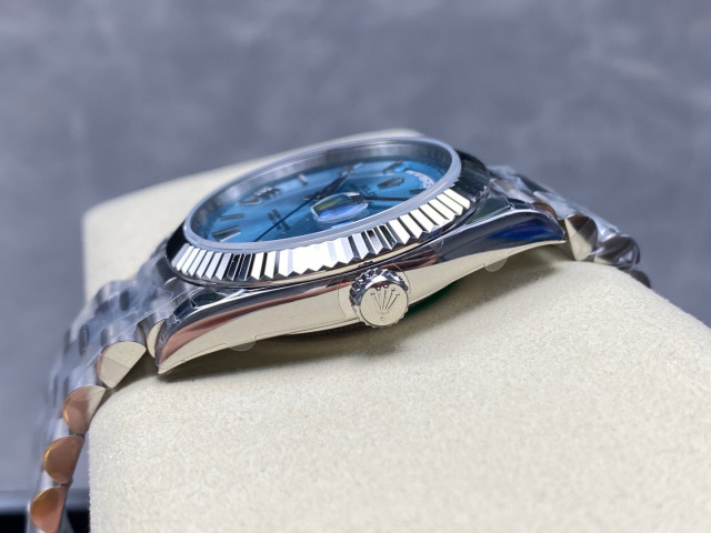 Rolex punta sui beni di grandi fabbriche