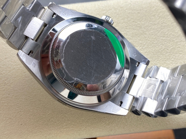 Rolex punta sui beni di grandi fabbriche