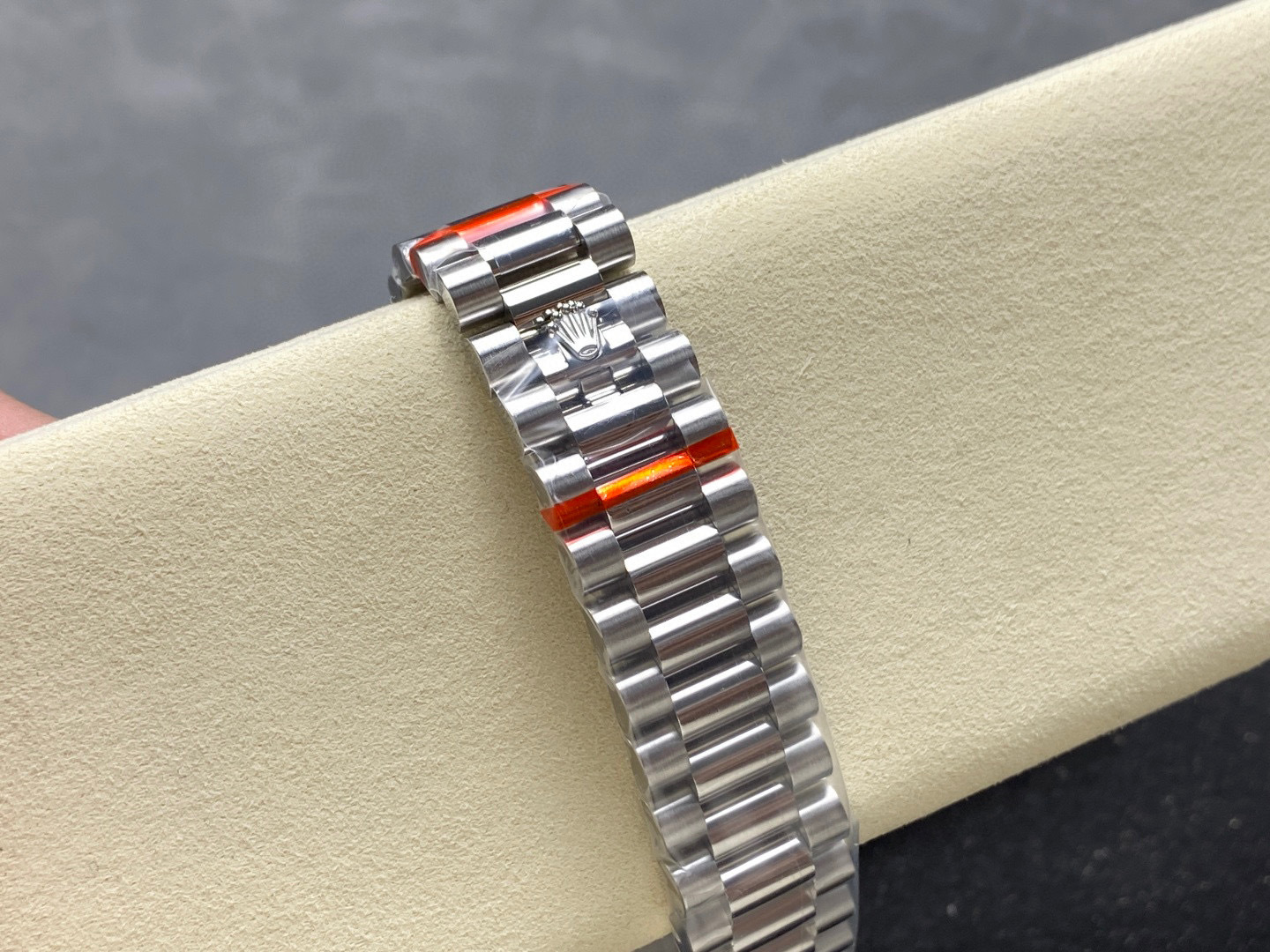 Rolex punta sui beni di grandi fabbriche