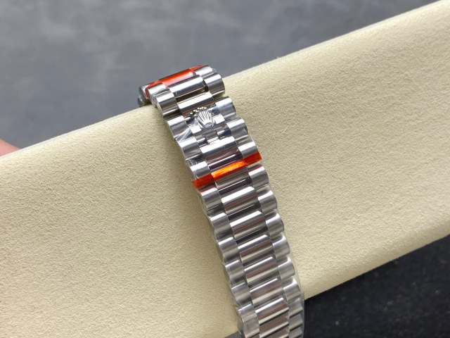 Rolex punta sui beni di grandi fabbriche