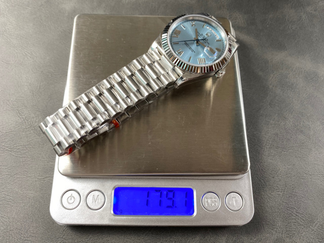Rolex punta sui beni di grandi fabbriche