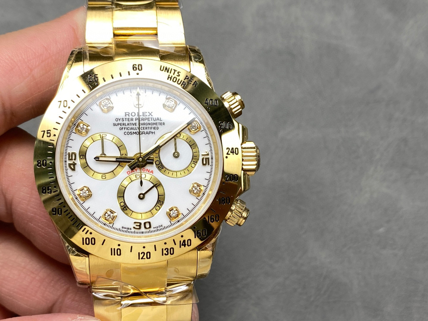 Rolex punta sui beni di grandi fabbriche