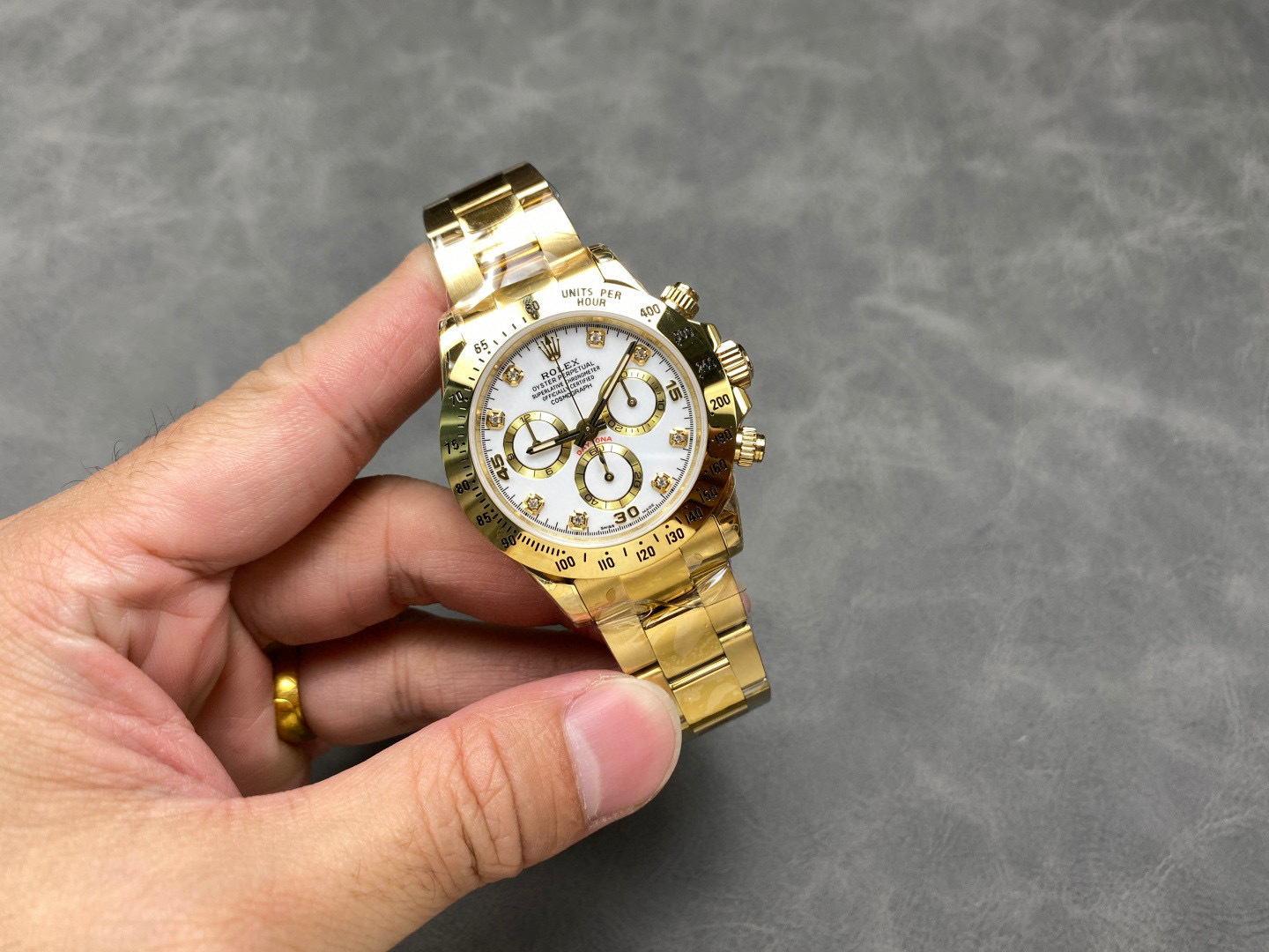 Rolex punta sui beni di grandi fabbriche