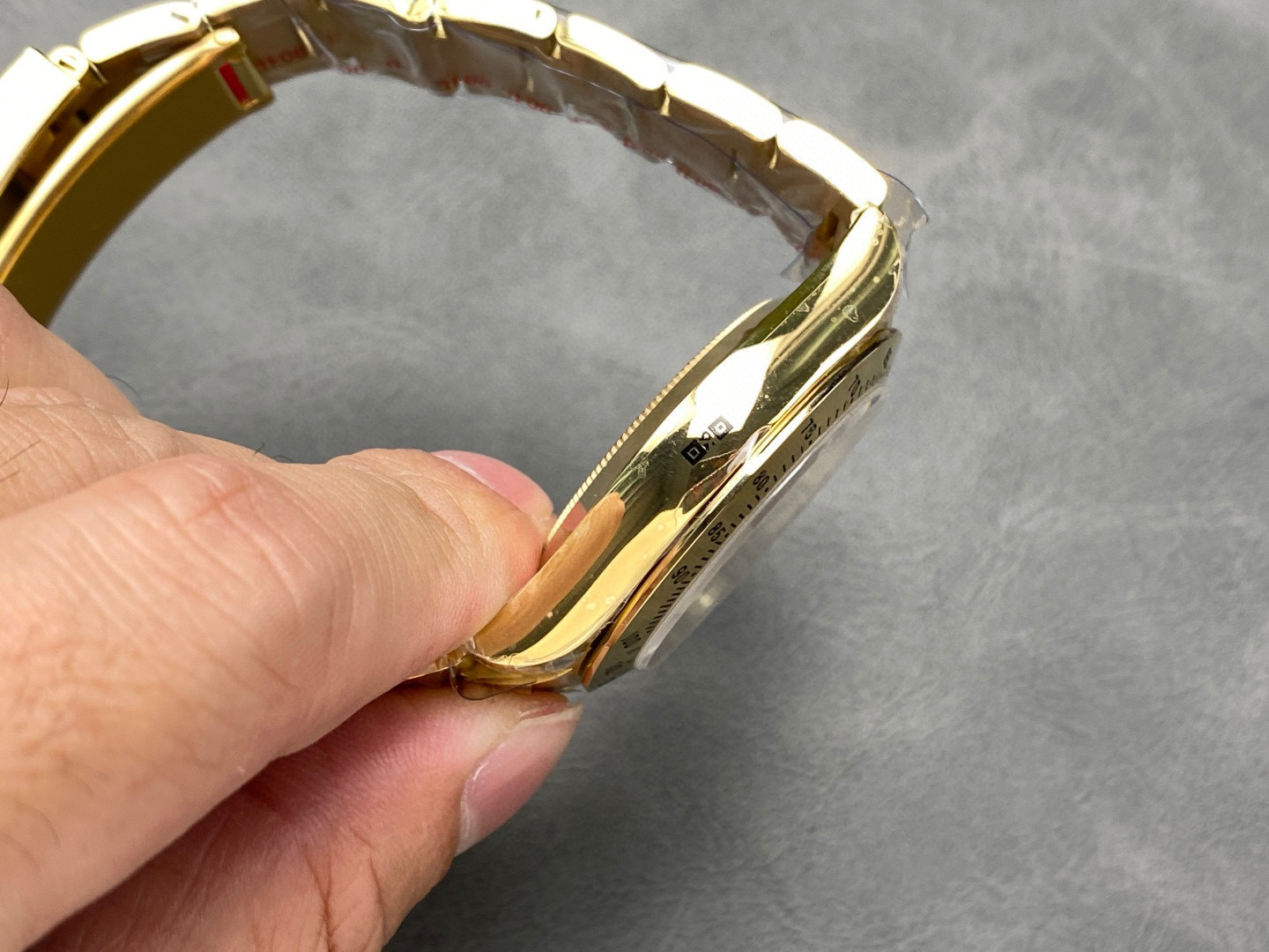 Rolex punta sui beni di grandi fabbriche