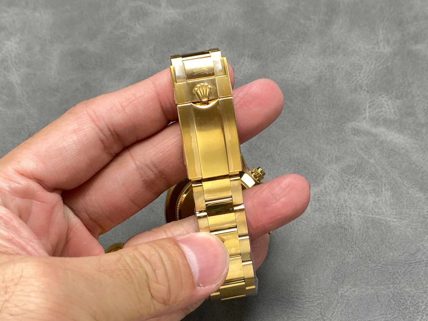 Rolex punta sui beni di grandi fabbriche