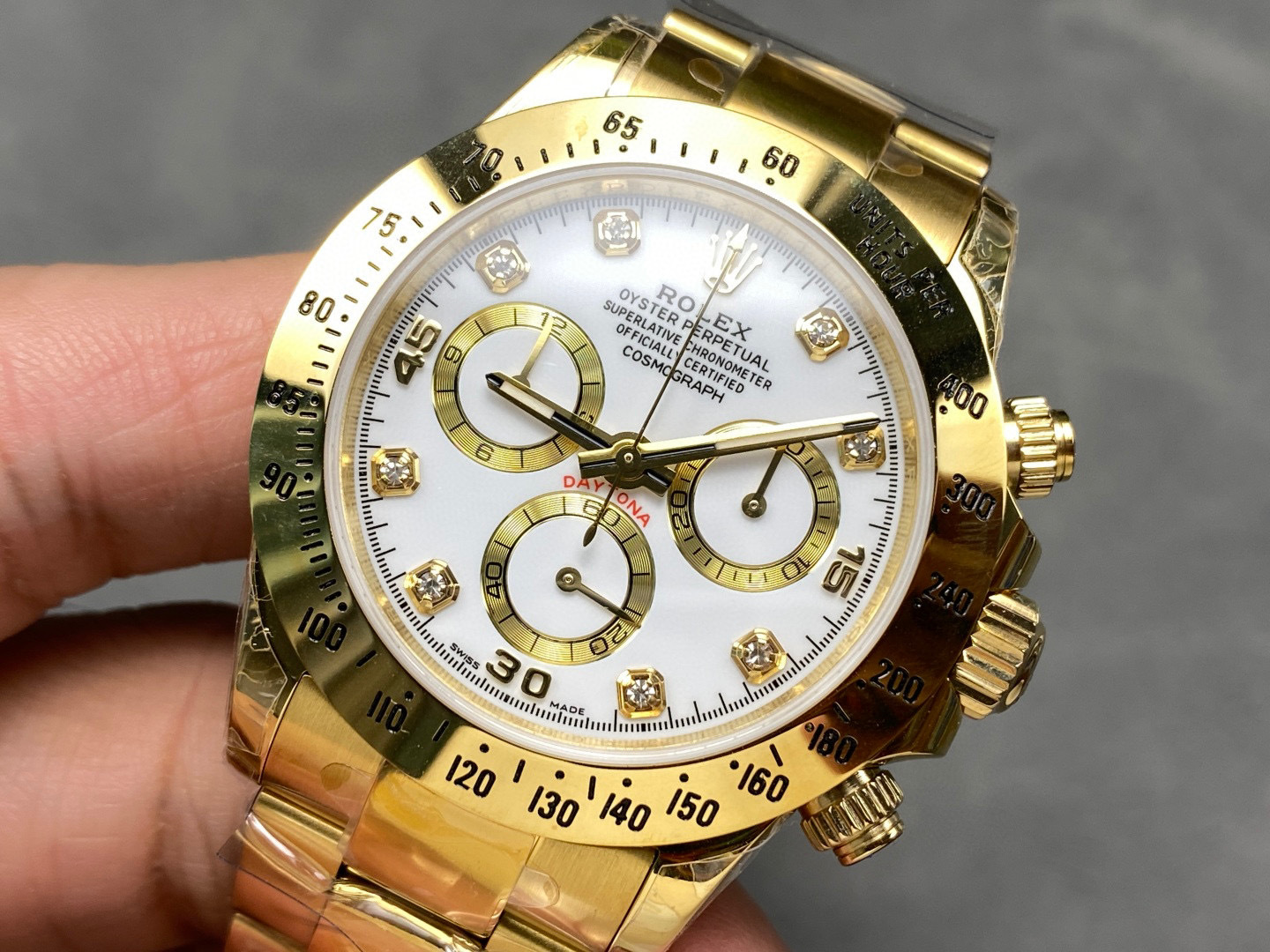 Rolex punta sui beni di grandi fabbriche
