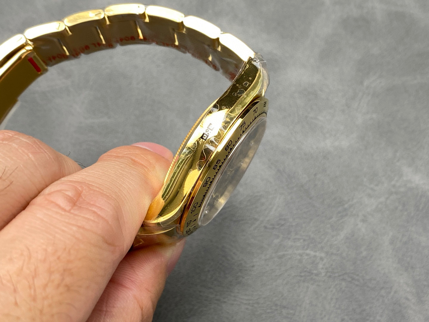 Rolex punta sui beni di grandi fabbriche