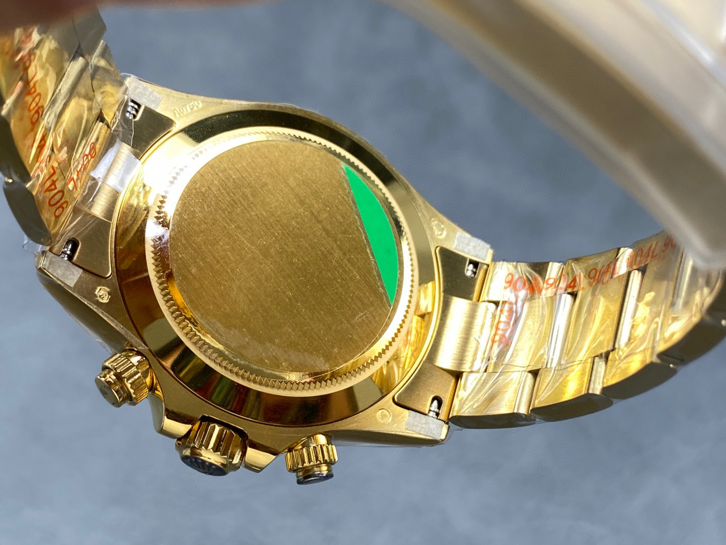 Rolex punta sui beni di grandi fabbriche